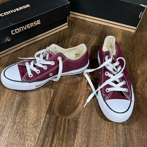 Converse Shoes - Converse sneakers size 6